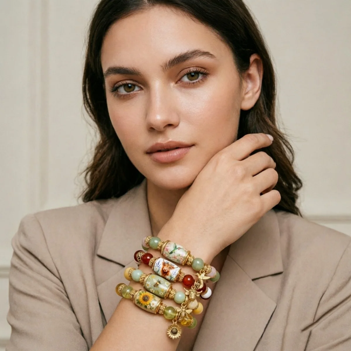 Zarte Armbänder im Frühlingsgarten-Stil mit Glasperlen für Damen und Herren, mit Charm-Anhängern wie Kolibri, Sonnenblume, Biene und Ochsenkopf, Heilschmuck. – Detail 19