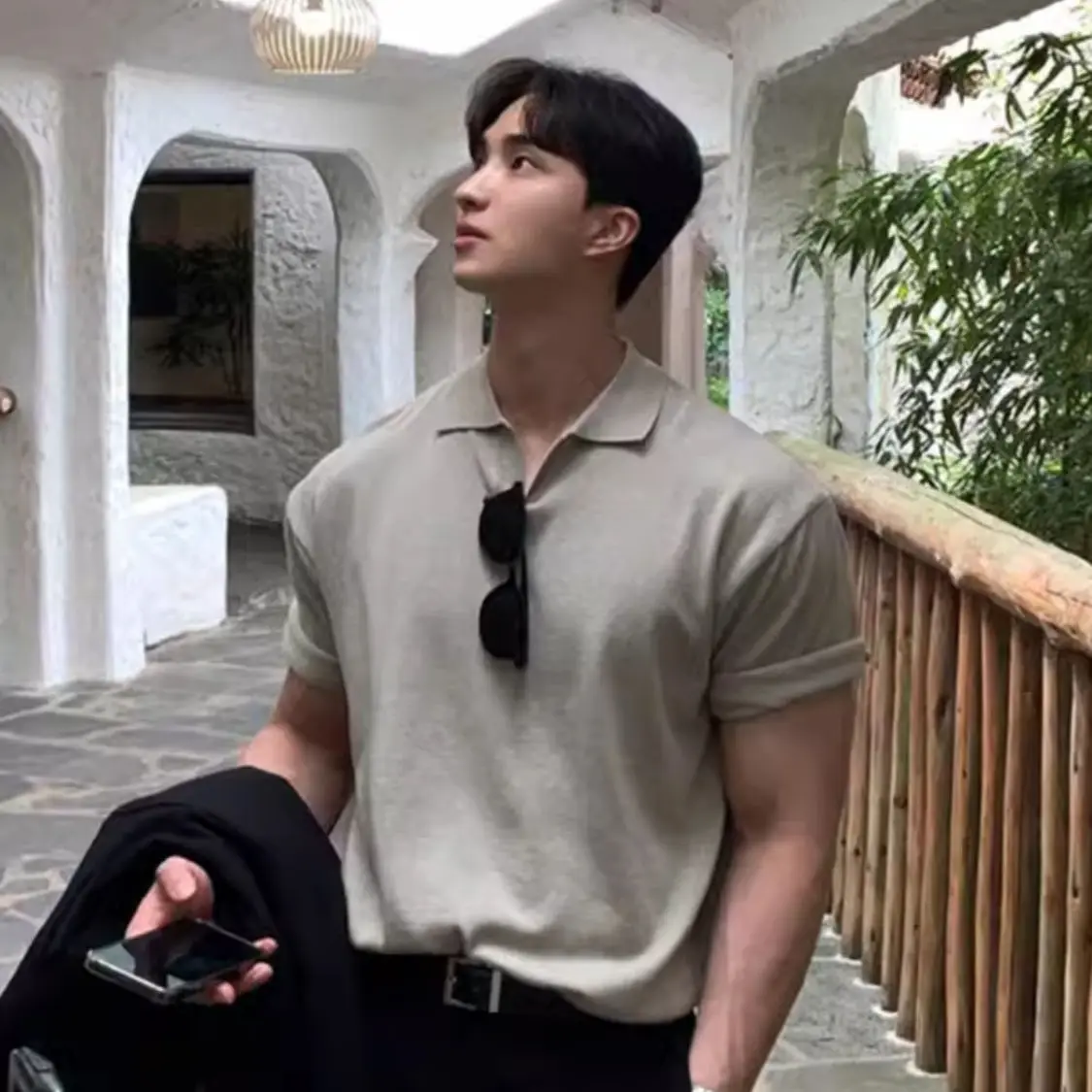 

Мужская трикотажная рубашка-поло 2026: легкая роскошь, повседневный стиль, однотонный жаккард, V-образный вырез, короткий рукав, дышащая ткань, размеры M-4XL