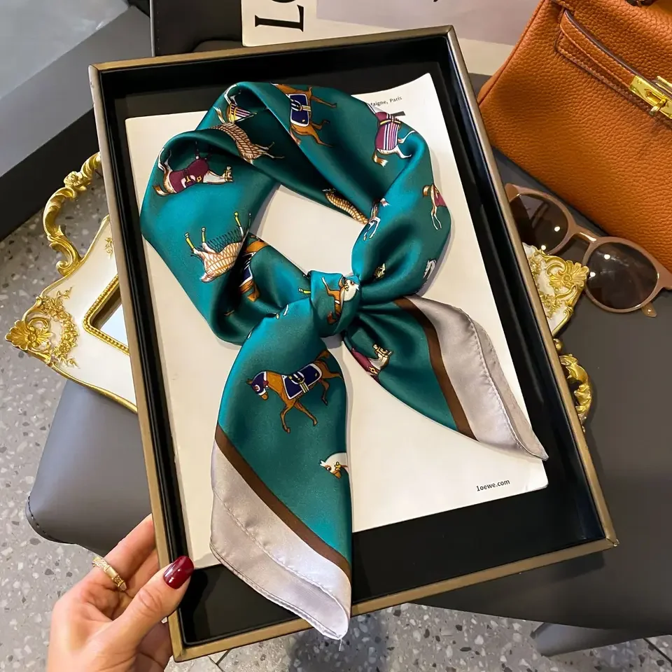 럭셔리 여성용 부드러운 새틴 헤어 스카프 패션 스퀘어 프린트 헤드스카프 70cm 전문가용 액세서리 디자이너 스카프 헤어밴드