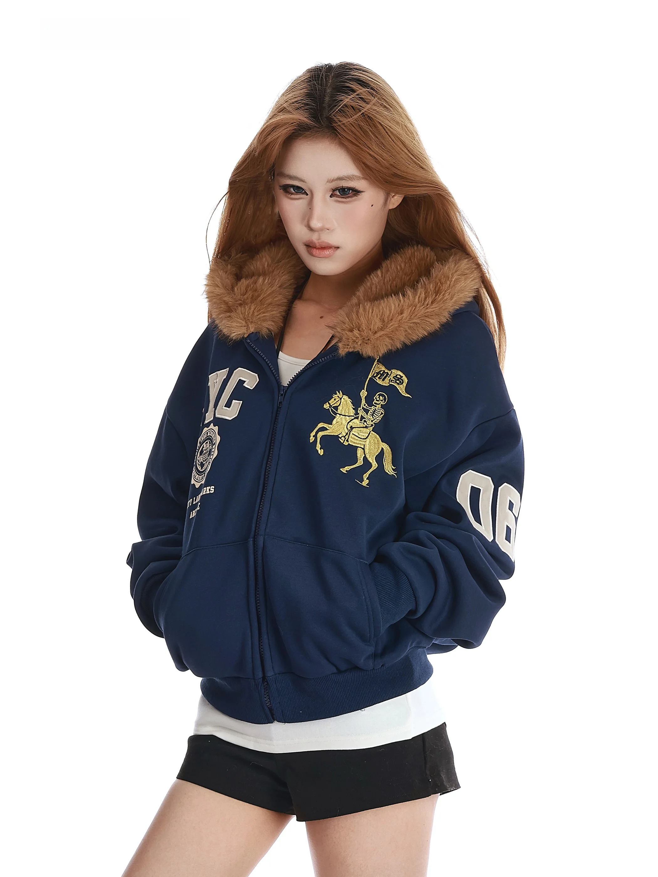 

Женская утепленная толстовка Vinmuk в американском ретро-стиле с вышивкой, меховым воротником и капюшоном, осенне-зимняя, с коротким рукавом