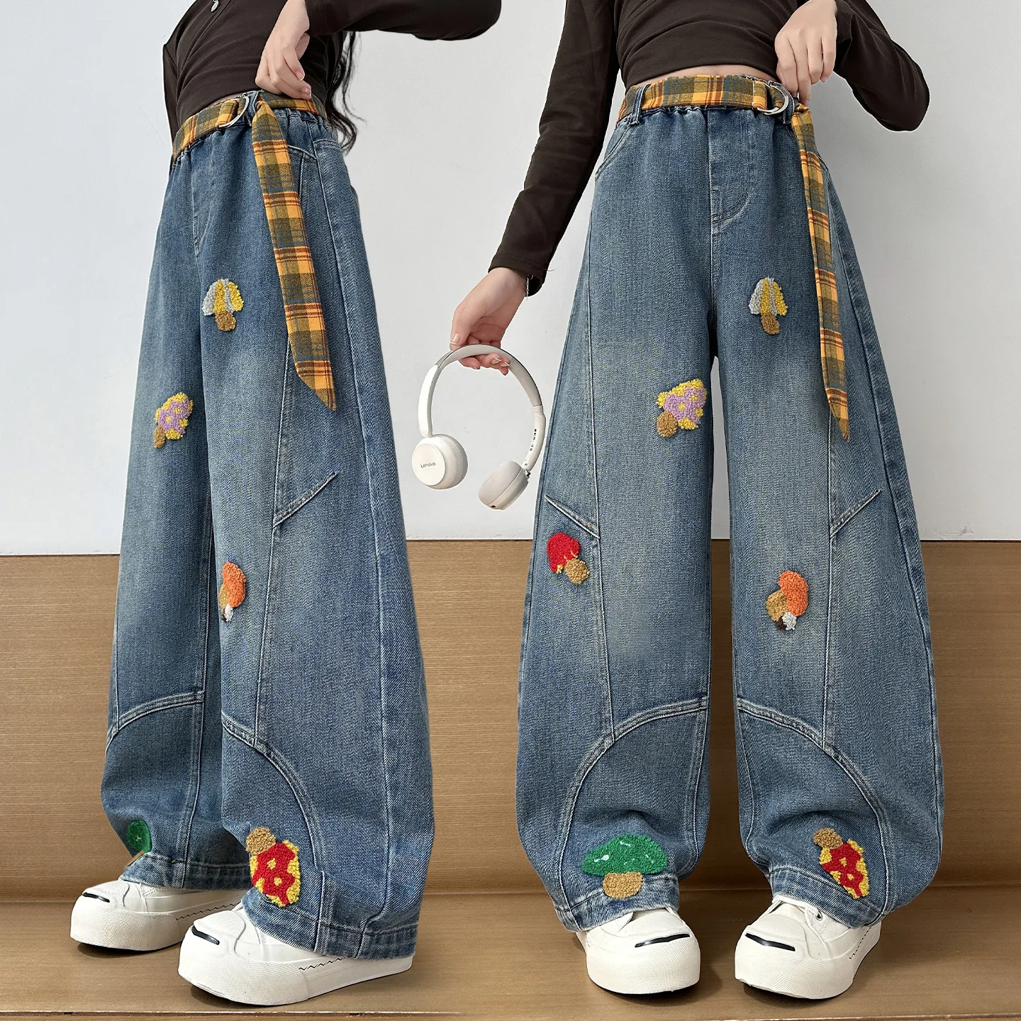 

New Designer Kids Girl High Fashion Street Curved Jeans with Mushroom Embroidery Children Carpenter Hiphop Denim Pants with Belt