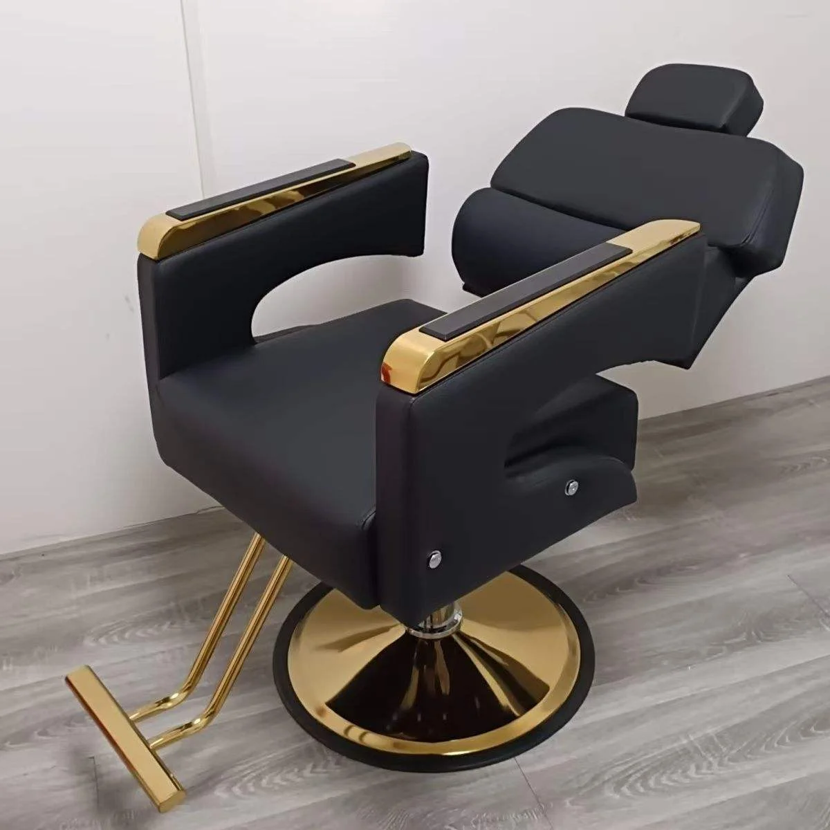 Reclinable Leather Massage Barber Chair With Hydraulic Pump Height Adjustable Black Gold Salon Furniture For Hotel Beauty Salons