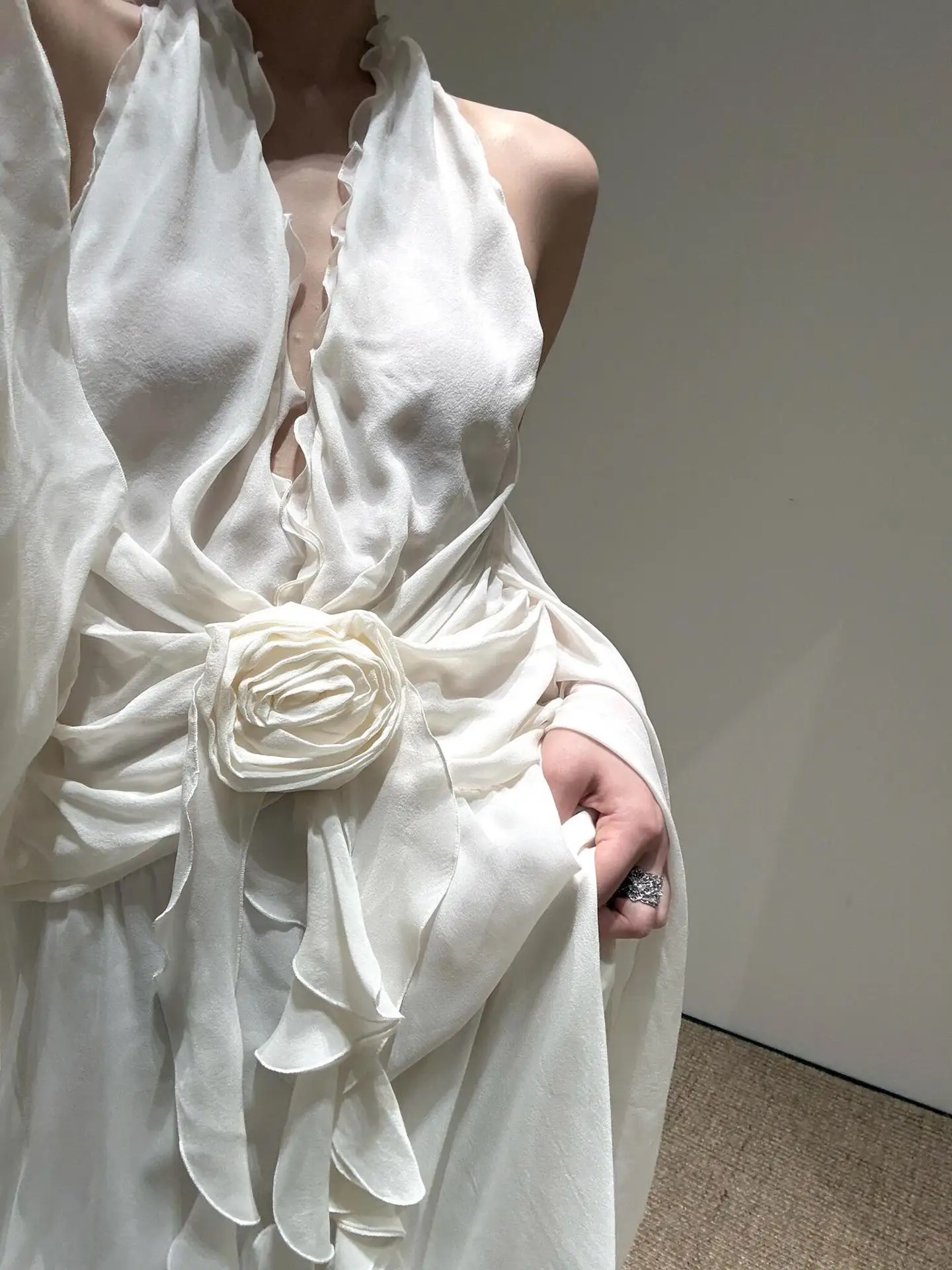 หรูหราสีขาวคอแขวนชุดฤดูใบไม้ผลิผู้หญิง Flounce ชุดยาวแขนกุดฤดูร้อนสูงเอวซิปความยาวชุดชายหาด