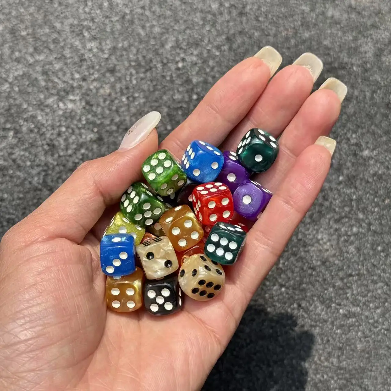 20 Teile/satz 12mm Perle Bunte Acryl Runde Ecke 6 Seitige Kleine würfel D6 Punkt Würfel Für Familie Brettspiele