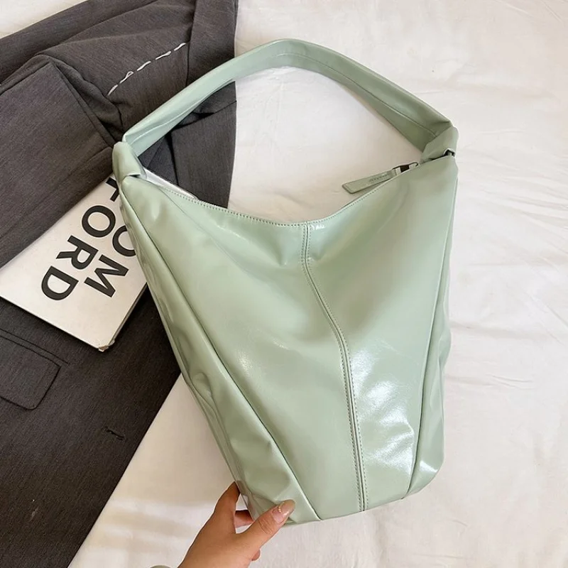 

Luxury Ladies Shoulder Bag With Classic Designer Paris Inspired Details And Fine Leather For Daily Use​