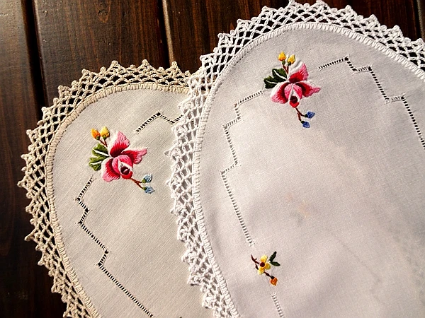2PCS Foreign Trade Pure Cotton Yarn Hook Edge British Retro Palace Hand-embroidered Fabric Coaster about 20X29CM Rose