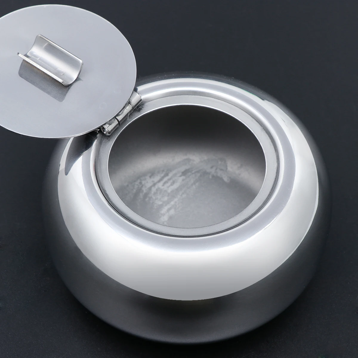 

1 PCS Modern Fashion Tabletop Ashtray with Lid Cigarette Ashtray for Indoor or Outdoor Use Ash Holder for Smokers Desktop Smokin