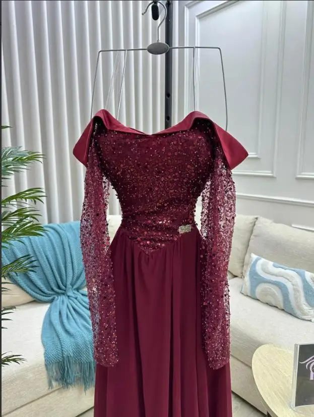Op maat gemaakte bordeauxrode avondjurk voor bruiloftsgasten met kralentop met pailletten, formele maxi-jurken, off-shoulder galajurk