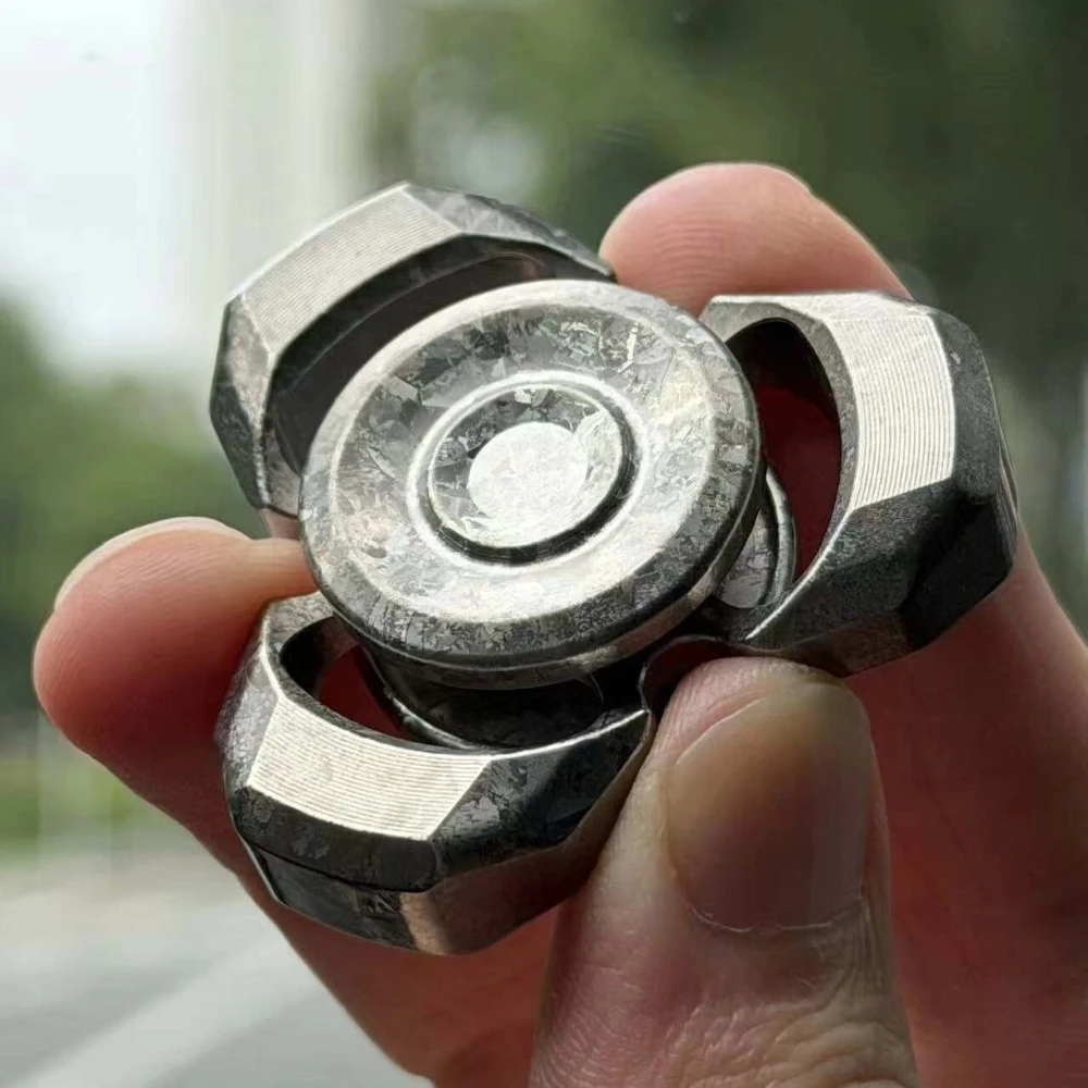 حالمة الهندسة مختبرات الهمس كريستال التيتانيوم تململ سبينر لعبة الكبار القلق لعبة مكتب التعامل مع يشعر ثلاثة شفرات سبينر