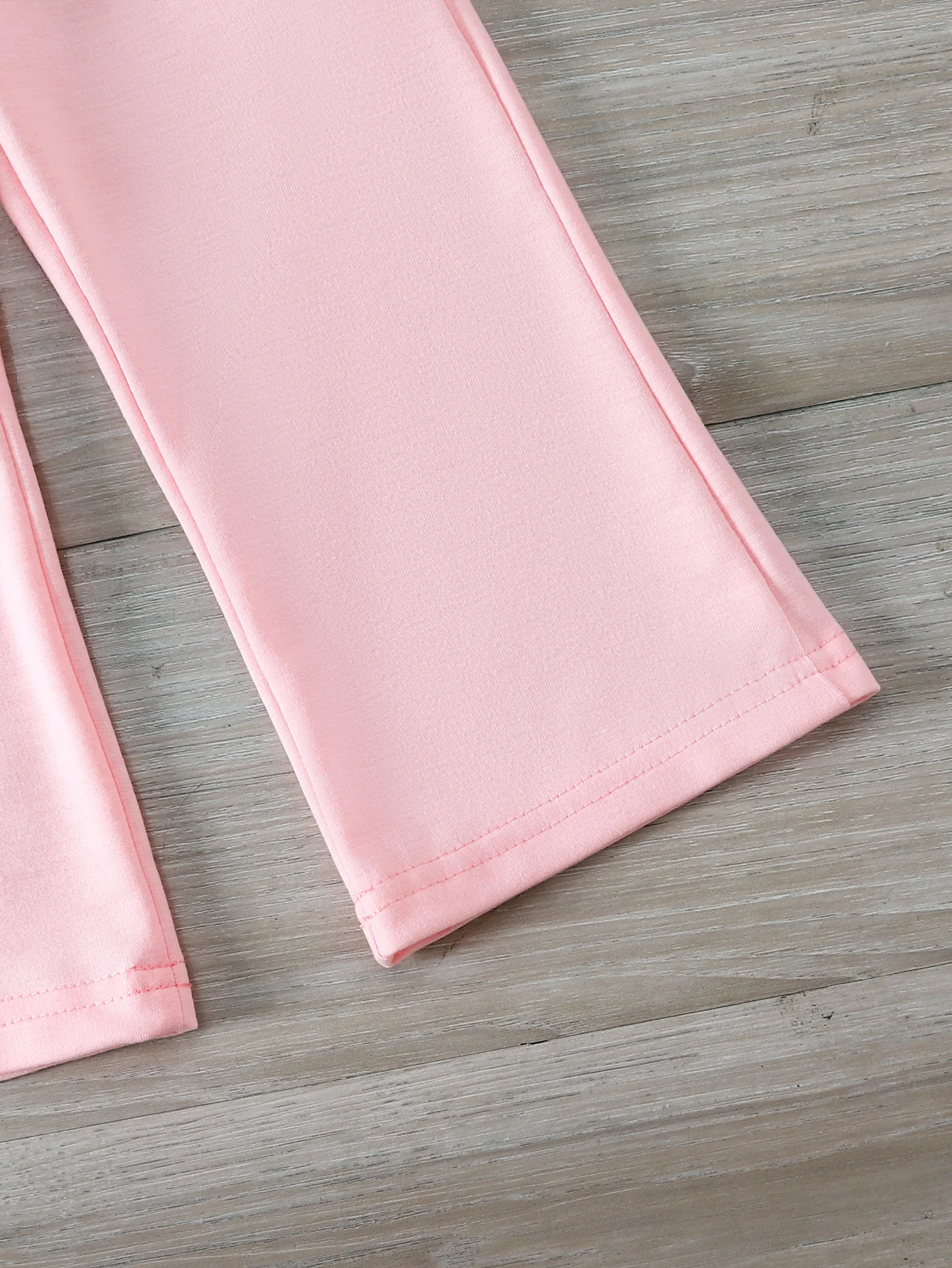 【طقم مكون من قطعتين للربيع والخريف للفتيات الصغيرات】زي ديكور على شكل زهرة حلوة: بلوزة مطلية باللون الأبيض والوردي + بنطال وردي واسع. تتميز دمية #5