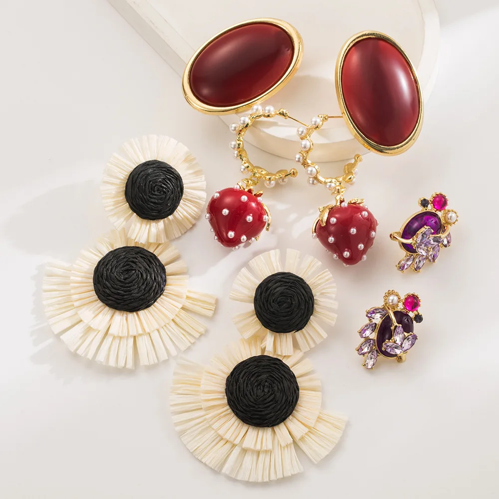 Nuevos pendientes de moda vintage con forma de fresa roja ovalada, con detalles florales de rafia, pedrería morada y perlas.