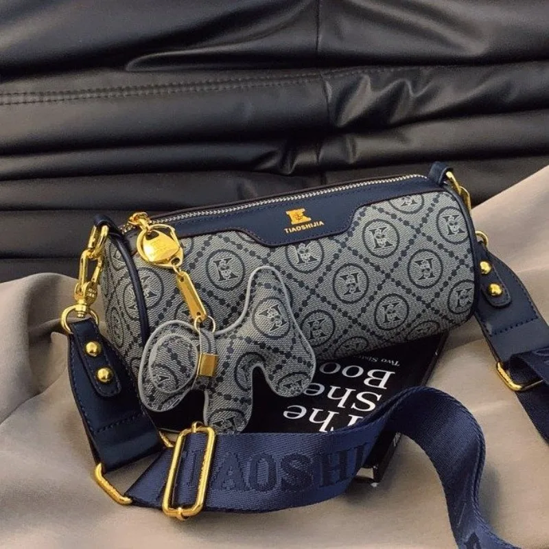 

Women's Trendy Vintage Diaper Bag Minimalist Luxury Leather Tote For High-End Commuter And Stylish Fashionable Everyday Use