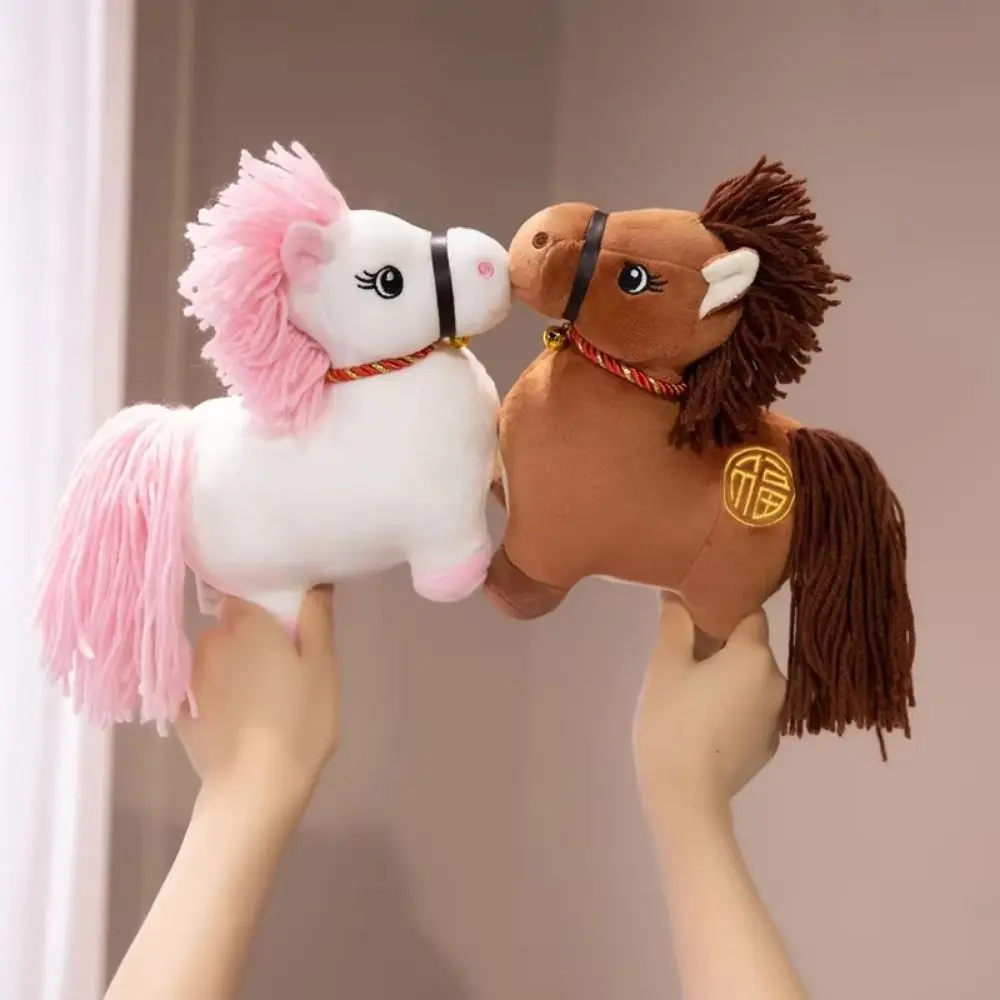 Figura de caballo del zodiaco del año 2026, estampado de letras, caballo realista, Animal relleno, muñeco de caballo decorativo de peluche suave