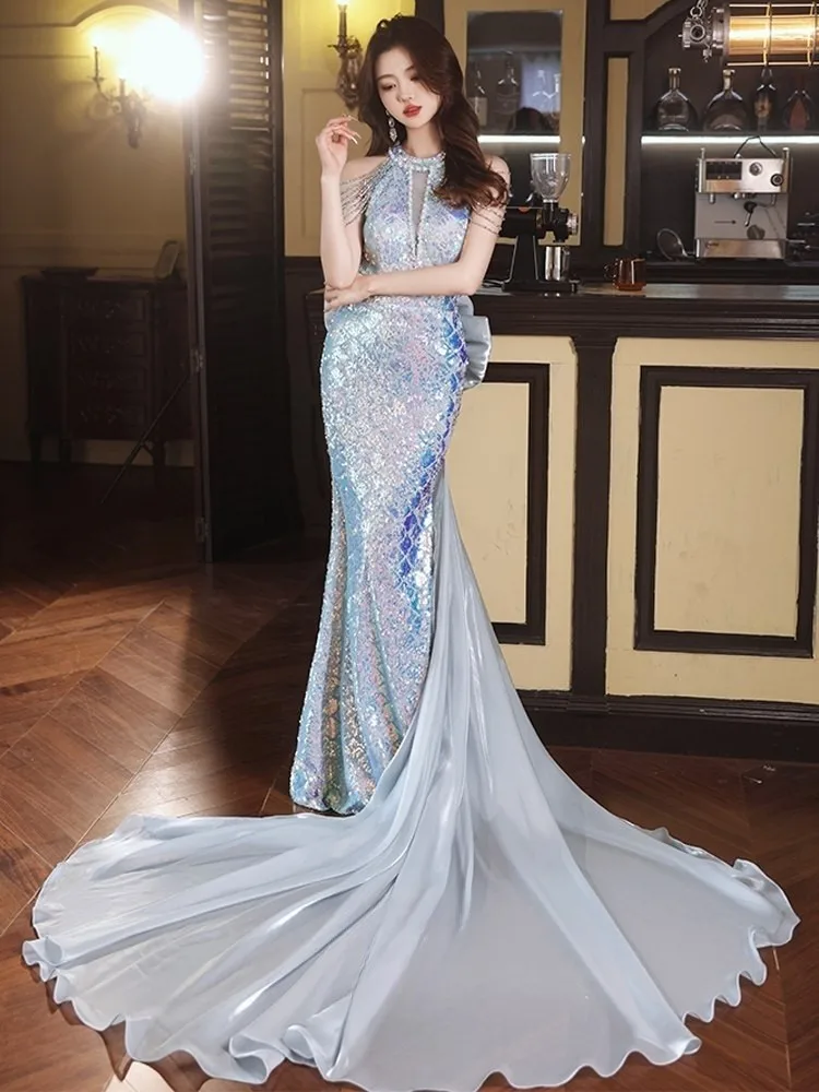 

A long strapless and fish-tail dress for the host of high-end light luxury banquet