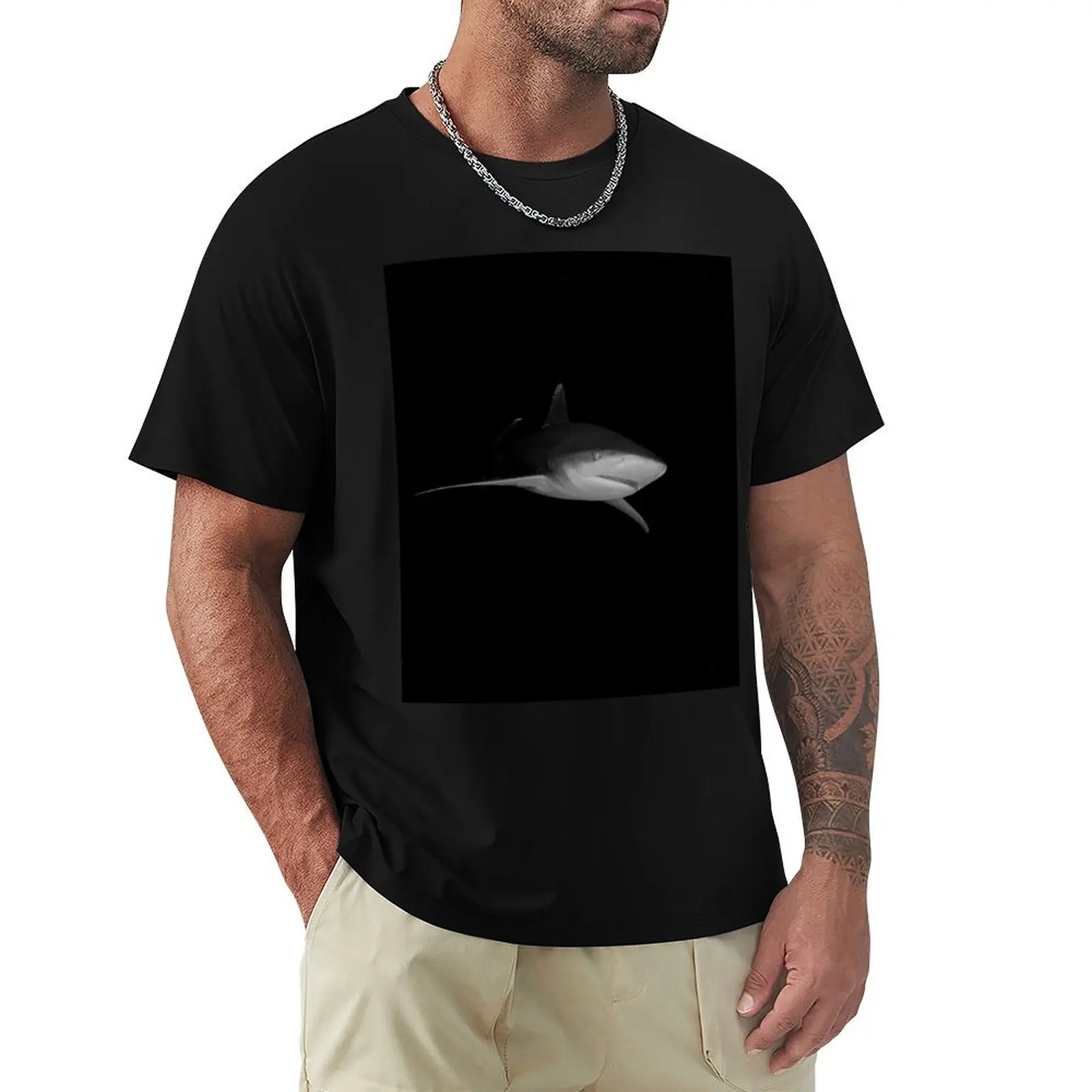 T-shirt résistant pour le travail : Requin à pointe blanche curieux des Bahamas