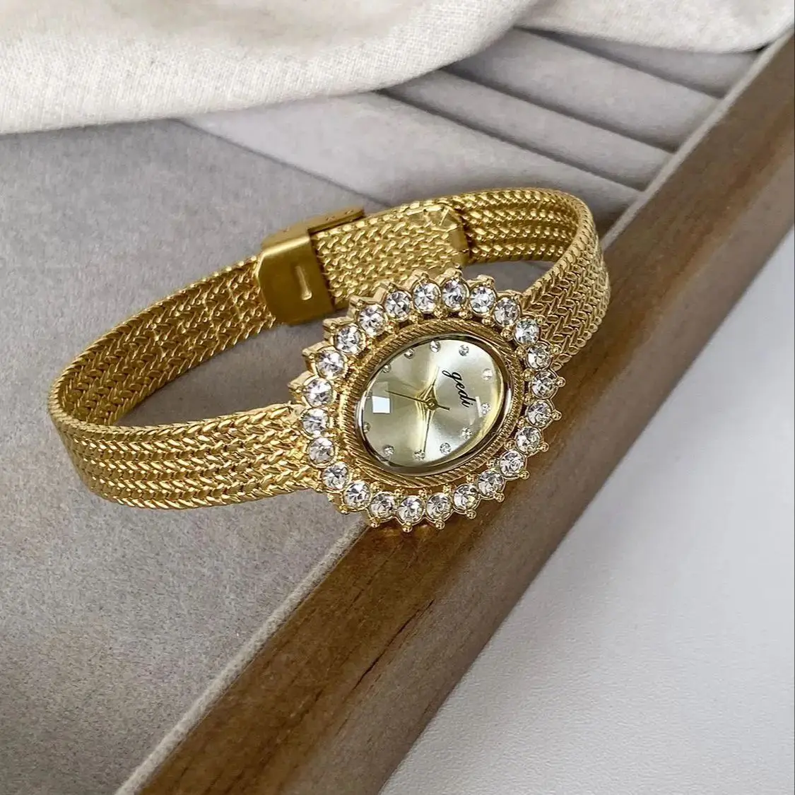 Luxury Gold Women's Watch Diamond Bezel Mother-of-Pearl Dial Stainless Steel Mesh Band Elegant Quartz Wristwatch for Daily Party