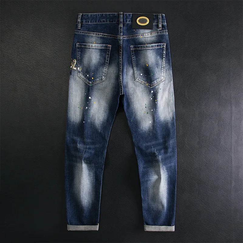 Jeans stampati con lettere di vernice splashate con foro rotto per pantaloni elastici a gamba dritta piccoli slim fit di marca di moda da strada da uomo