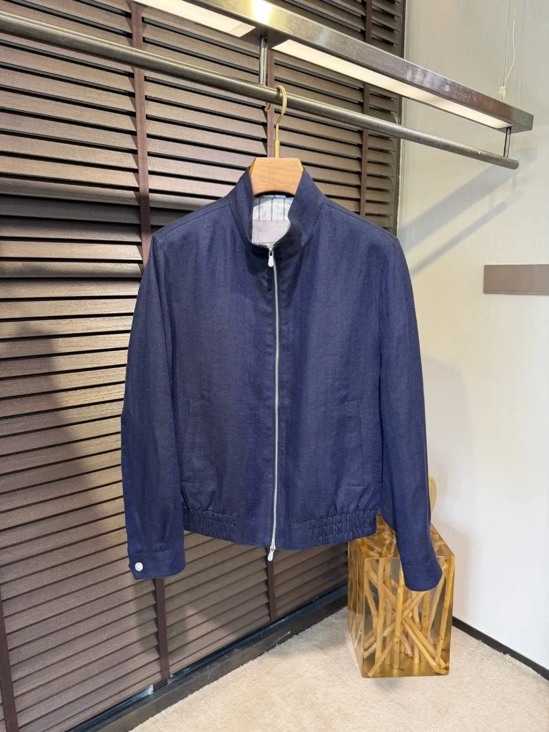 

Итальянская куртка в стиле old money из чистого льна с воротником-стойкой и застежкой-молнией.