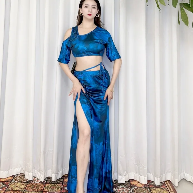 맞춤형 스웨갈 2025 신상 벨리댄스 의상 오리엔탈 댄스 의상 블루 로즈 프린트 탑과 스플릿 스커트