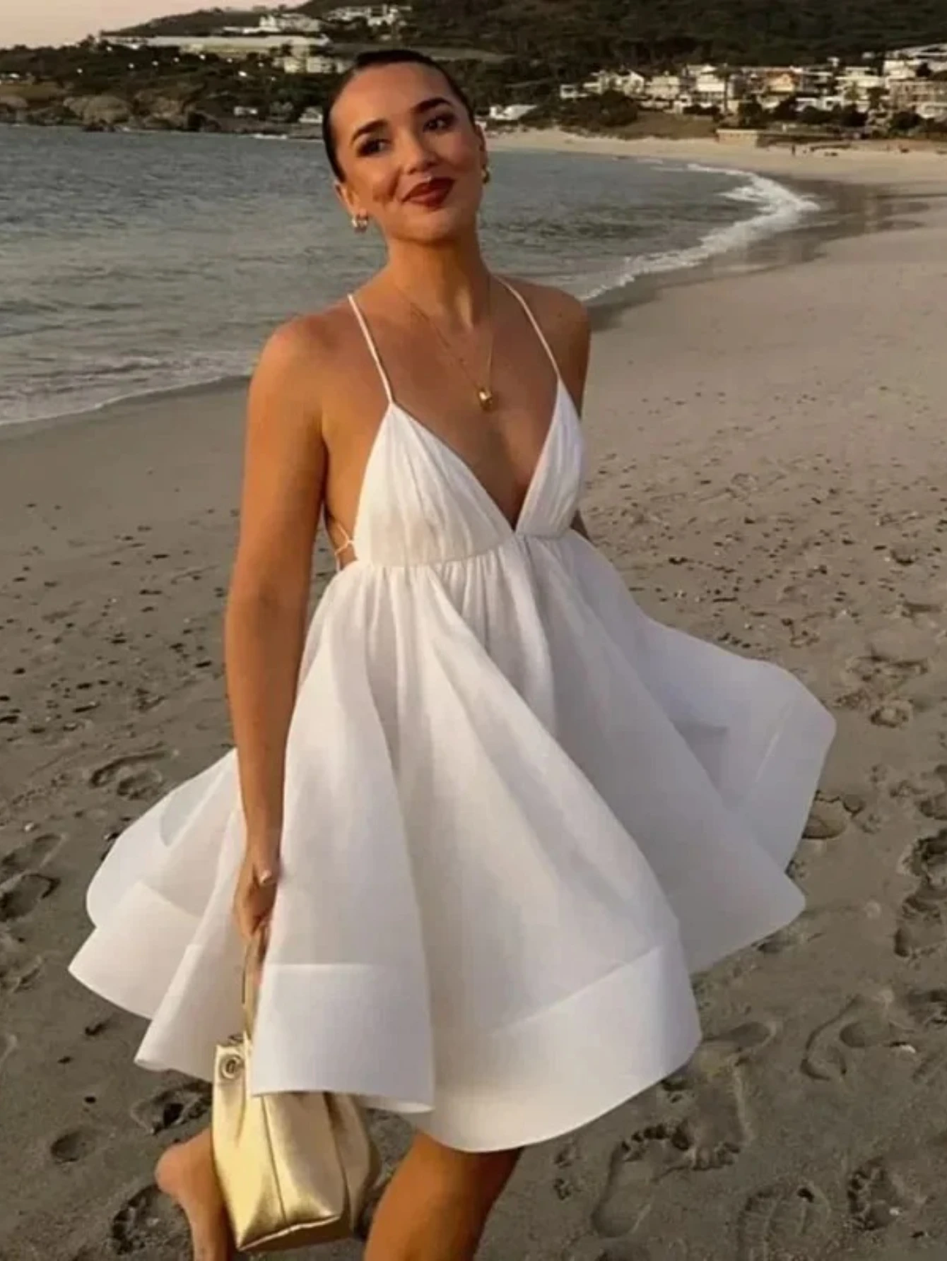 セクシーな背中見せレディースサマードレス 薄手ビーチホワイトシアースパゲッティストラップドレス Vネックノースリーブレースアップミニドレス