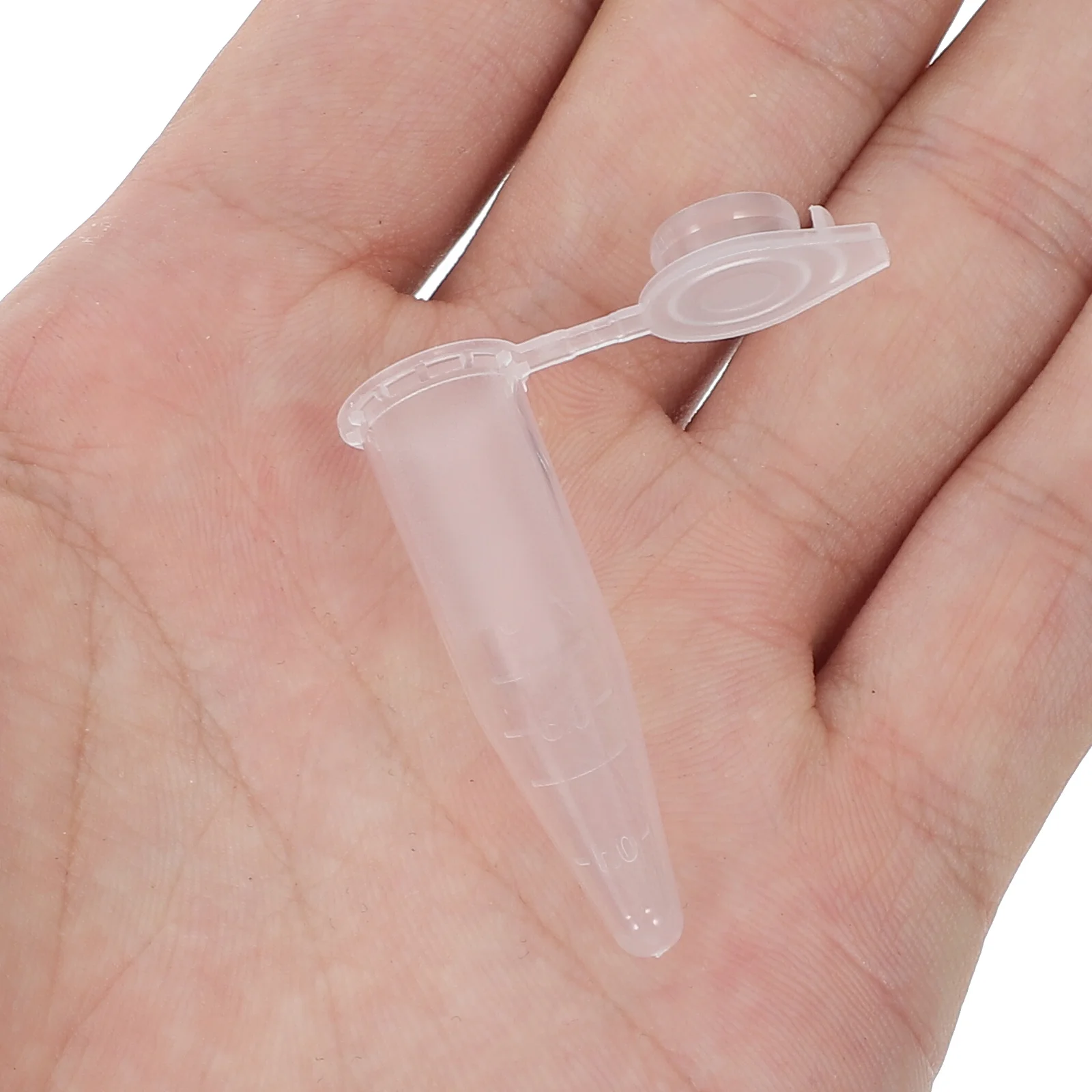 50 Stück konische Röhrchen, durchsichtige kleine Testfläschchen aus Kunststoff mit Kappen für die Labormusterlagerung, abgestufte Röhrchen