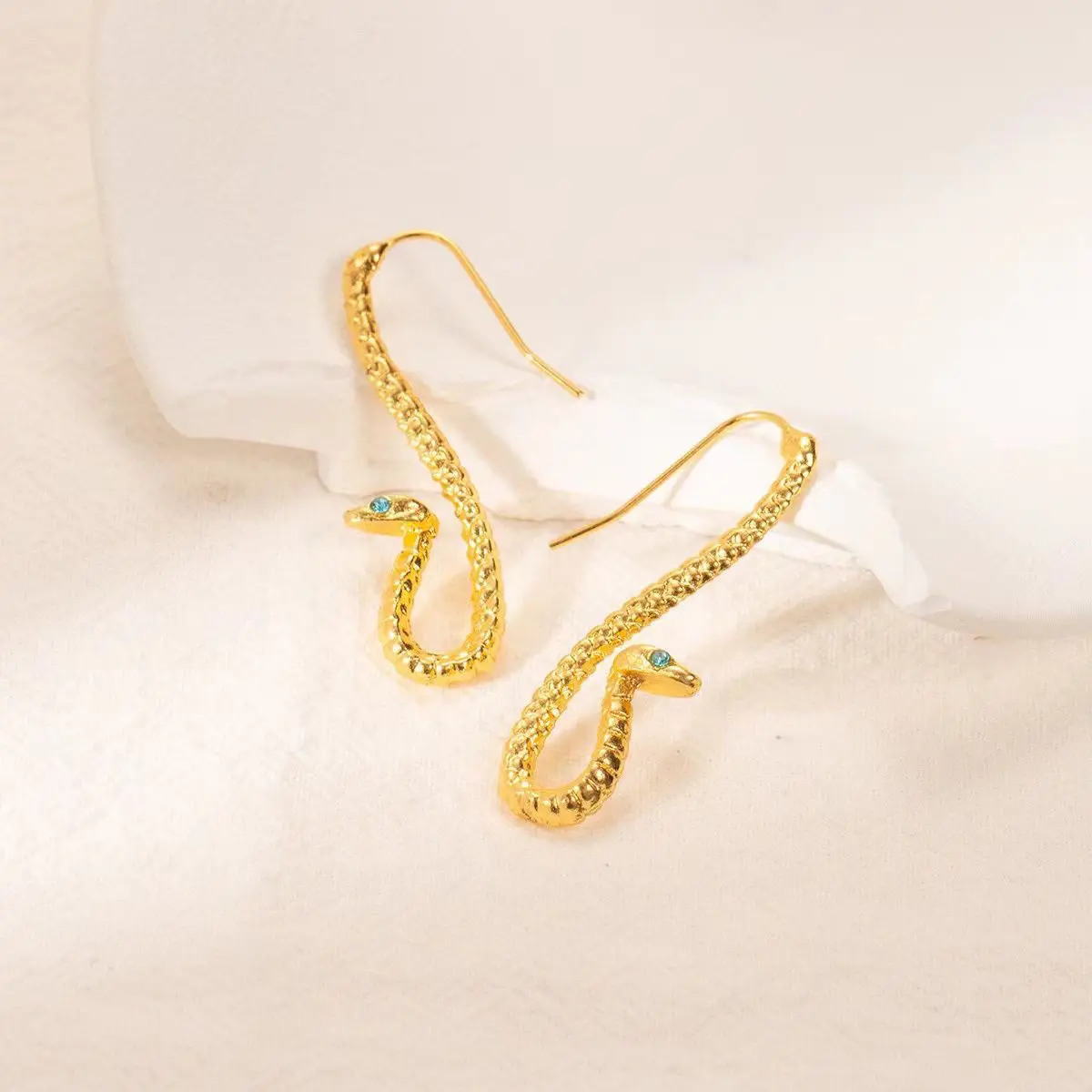 Европейские-и-американские-серьги-зодиака-с-золотой-змеей-женская-личность-змеиный-год-крючок-для-ушей-преувеличенный-темперамент-маленькая-змея