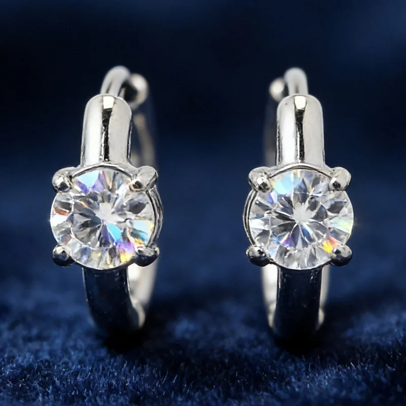 

1 пара модных и сверкающих круглых сережек-гвоздиков с белым муассанитом весом 0,5 карата.