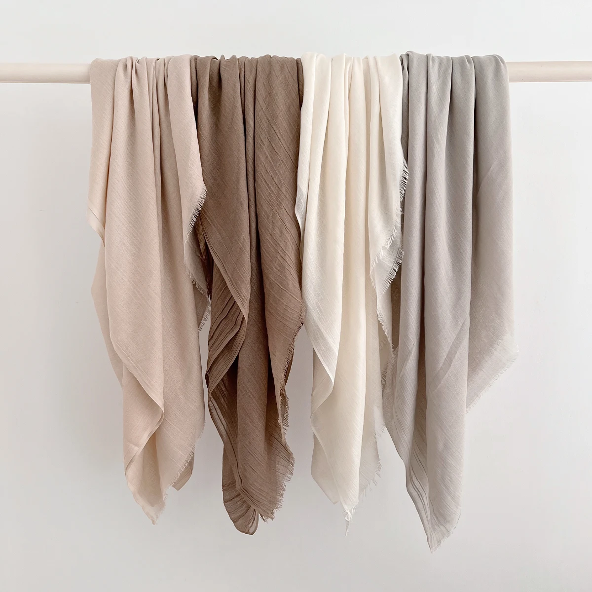 

2025 Новый модный женский шарф из хлопка и льна в полоску контрастного цвета на весну и лето в художественном и элегантном стиле Wh171