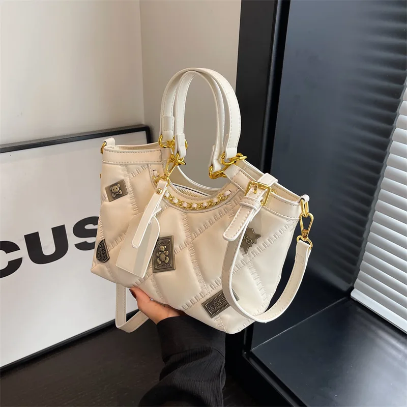 

Классическая и женская пригородная сумка в стиле ретро. Осень-зима 2026. Сумка через плечо на одно плечо. Стильная ручная сумка-ведро.