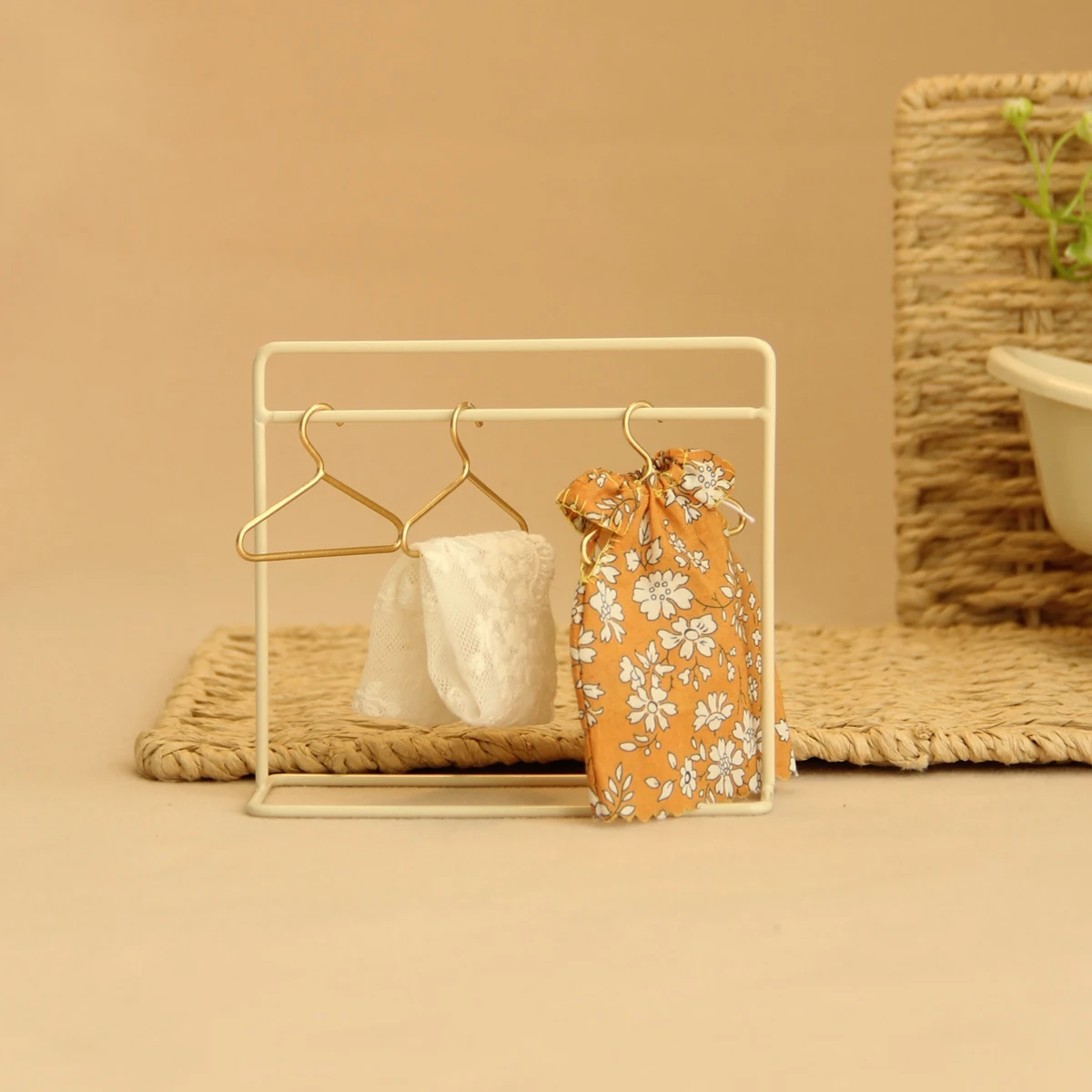 Miniature Furniture 1:12 Scale Wrought Iron Floor-Standing Clothes Rack (Includes 3 Small Hangers) Available in 2 Colors, Suitable for Mini House Decoration