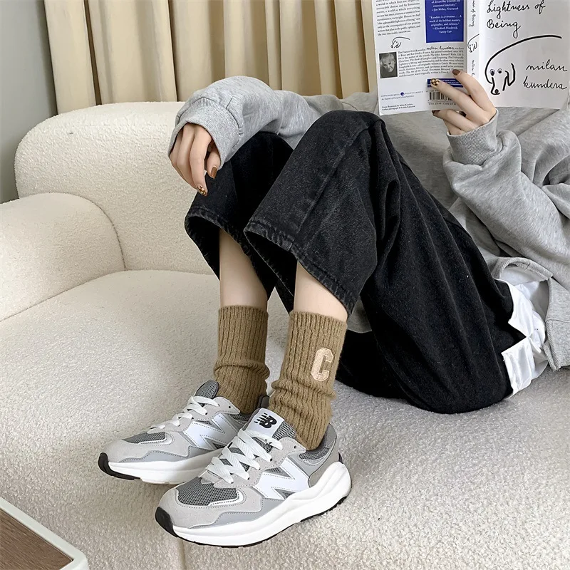 2026 Calcetines de lana de estilo japonés para mujer, diseño de bordado Big C, calcetines holgados cálidos a media pantorrilla, moda de invierno, tendencia INS ​
