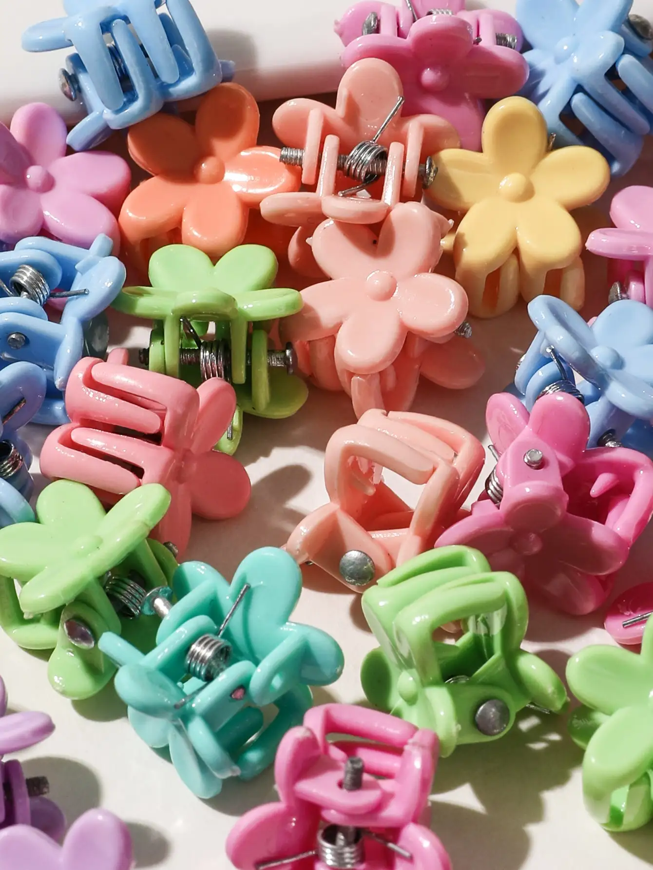 50 Stück bunte Mini-Blumen-Haarklammern für Mädchen, niedliches Haar-Styling-Zubehör, Urlaubsgeschenk, dekorative Dutt-Klemme, winziges Haar – Detail 3