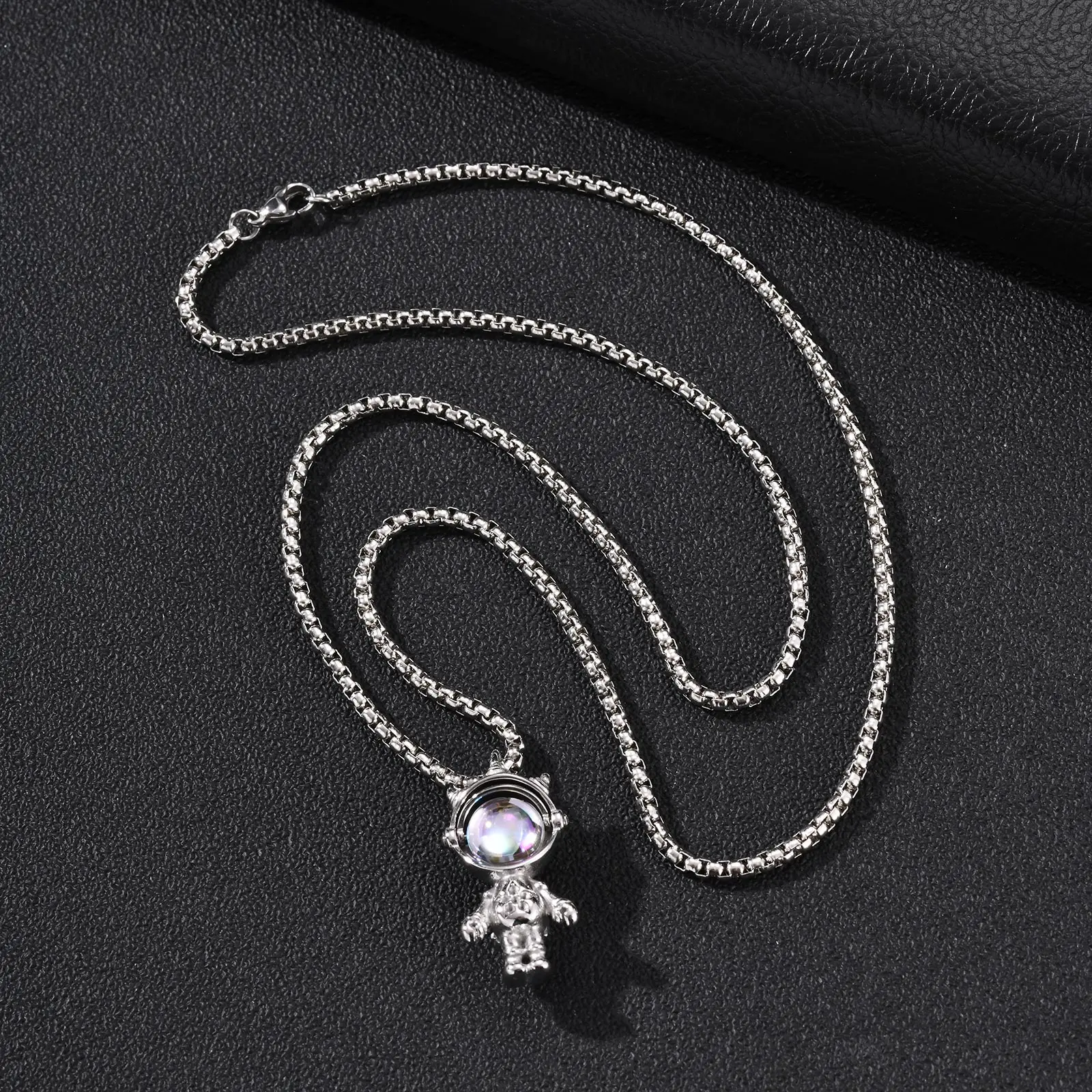 Lässige Astronauten-Anhänger-Halskette für Männer, Wasserdichte Edelstahl-Mondstein-Anhänger-Halskette, Neuer Kreativer Schmuck – Detail 3