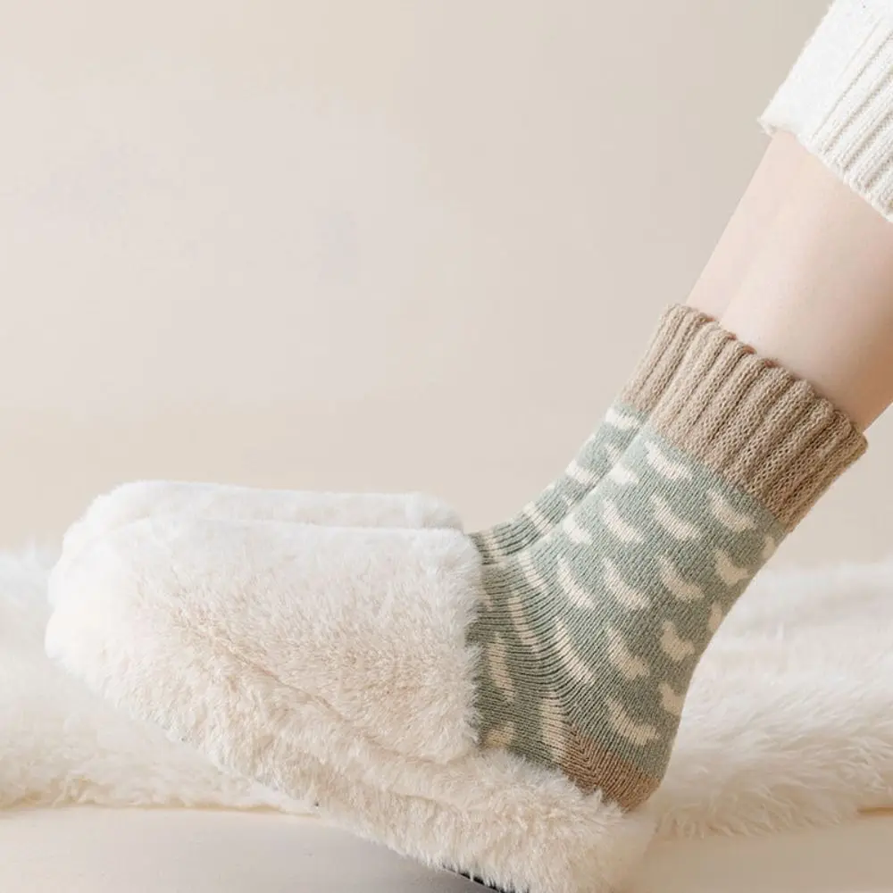4 paia di calzini ispessiti con griglia a righe morbide calzini invernali in peluche da pavimento a tubo centrale calze per dormire calzini caldi da donna autunno