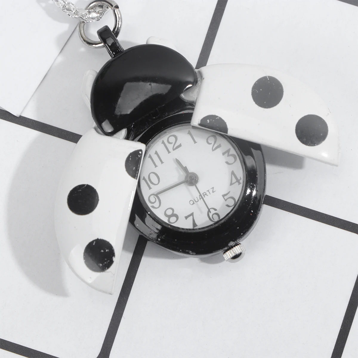 

Ladybug Shape Pocket Watch Kids Vintage Quartz Watches Portable Button Press Design Retro Style Pocket Watch for Kids