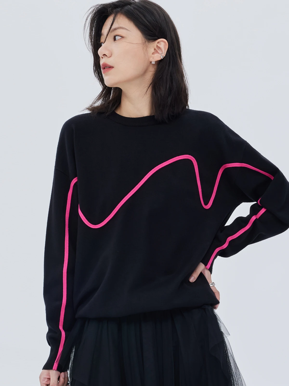 

Spring and Autumn New Women's Contrasting Color Top, Fashionable and Lazy Loose Black Round Neck Long Sleeved Knitted Sweater