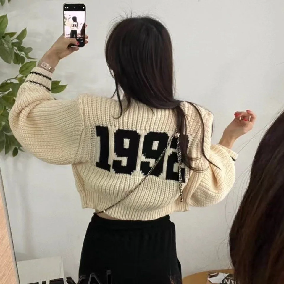 

​​Retro 1992 Print Crop Sweater Vintage Streetwear Knit Top with Contrast Sleeves Y2K Loose Fit Pullover for Women​​