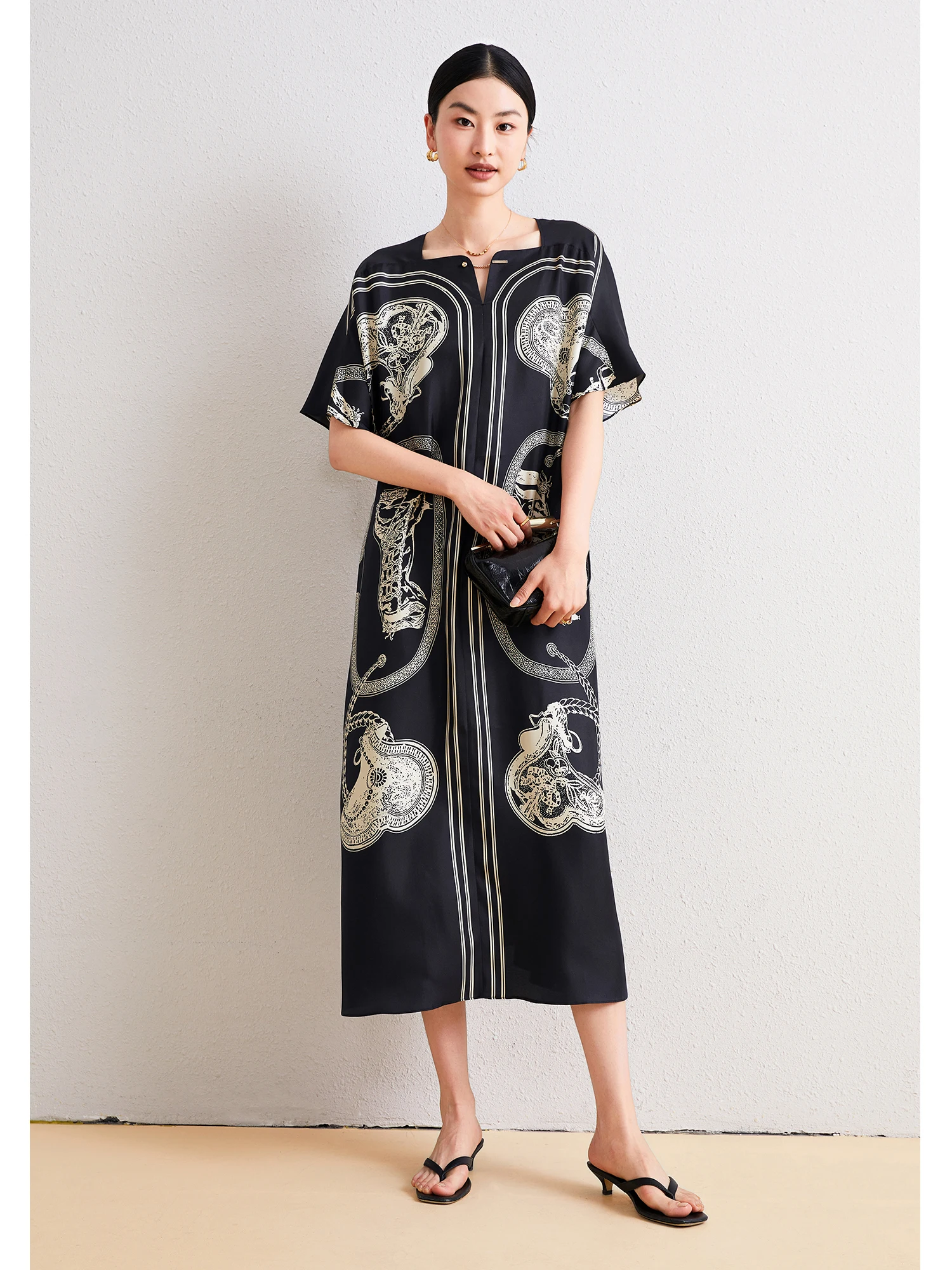 

ChangDX Однотонное платье с шелковым принтом и силуэтом, V-образным вырезом, коротким рукавом, H-образного кроя, для повседневной носки, простое и элегантное.