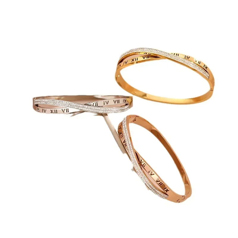 نفس سوار الصليب الماسي المائي وسوار الصليب الروماني كآثار الموضة النسائية الشهيرة