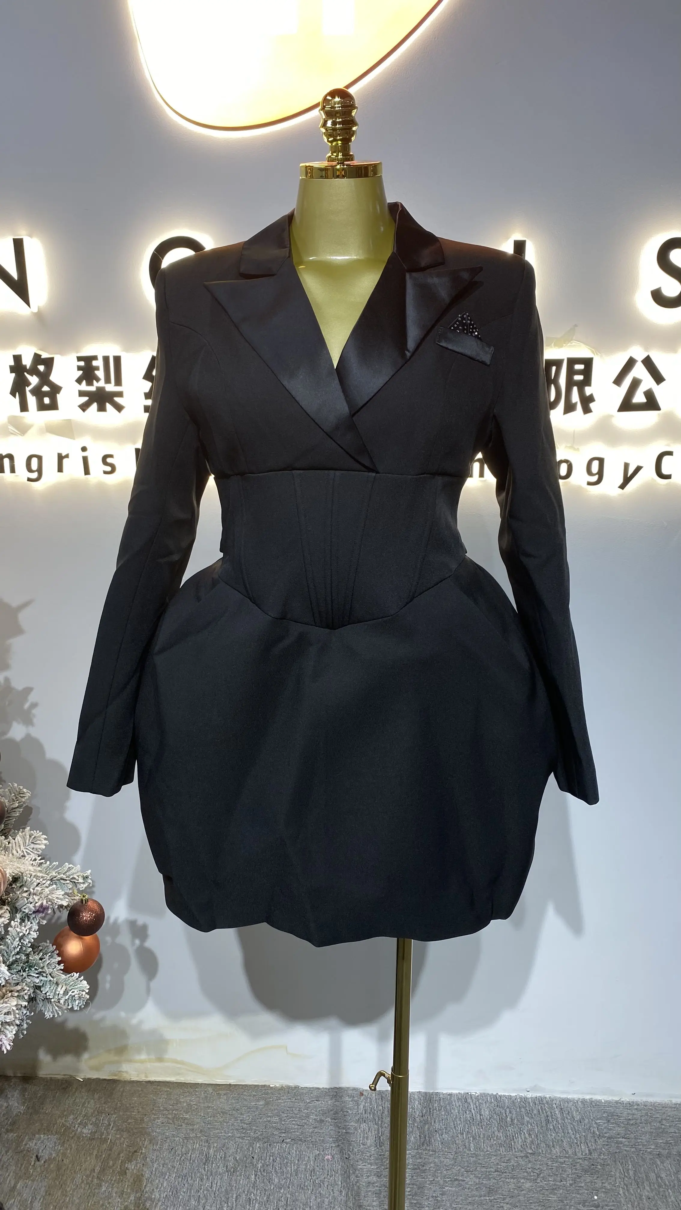 

2025 New High-Quality Black Suit with a Belly-Leg Waist and Hourglass Design for Women-GZXX346