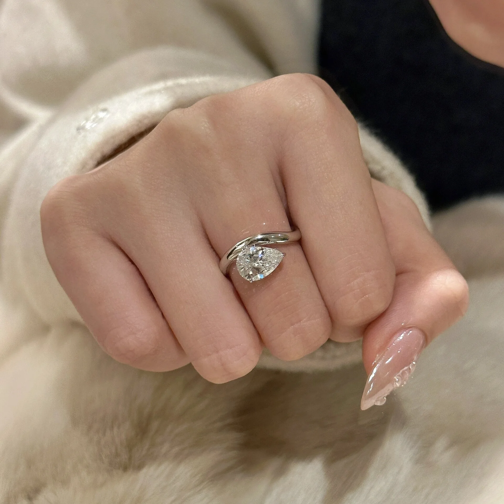 

[JYJZZ093]Light Luxury Niche Design Irregular Streamlined Teardrop Ring Moissanite High Carbon Ring