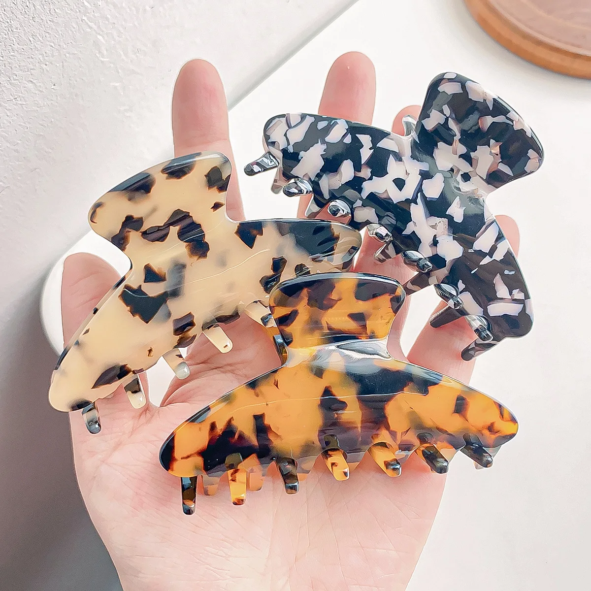 Korean acetate claw clip for women, leopard print hair claw hair accessory, simple medium size, back of the head hair clip, bun