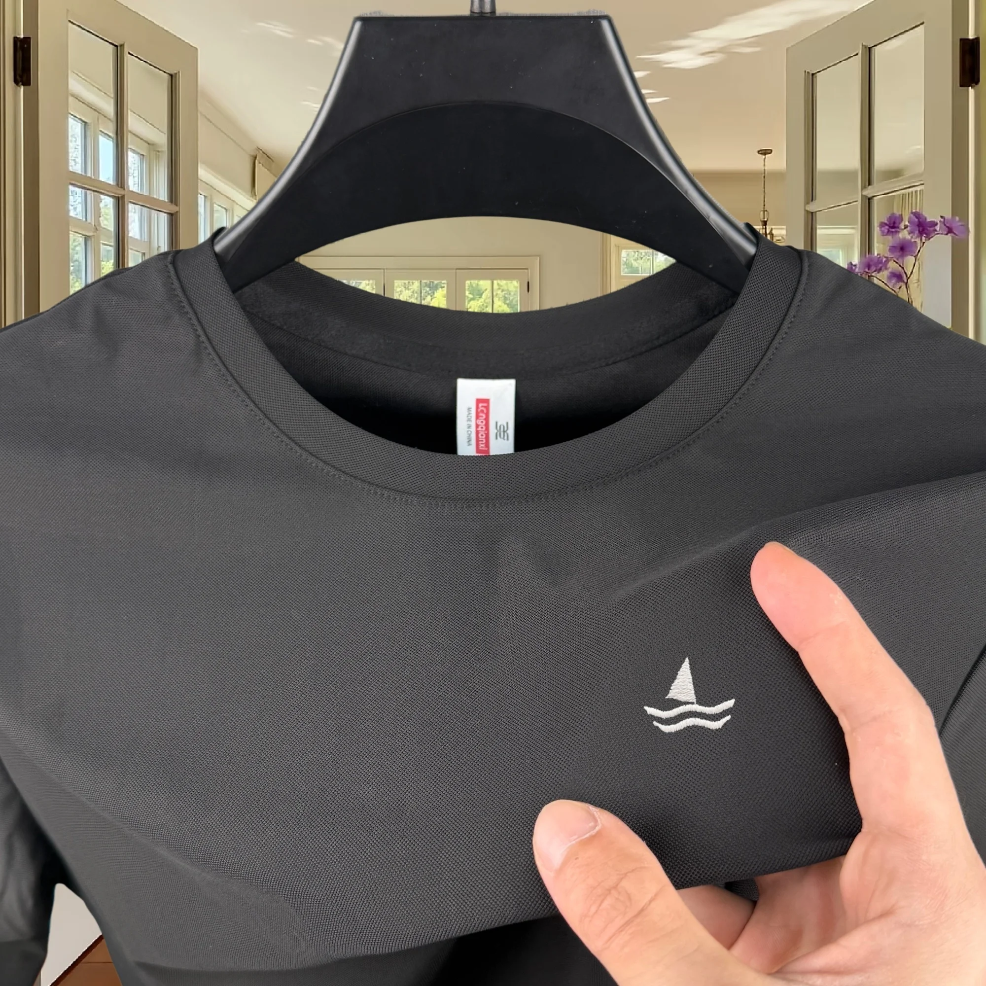 High end ice silk short sleeved men's round neck top summer fashion sailboat embroidery design breathable casual sports T-shirt