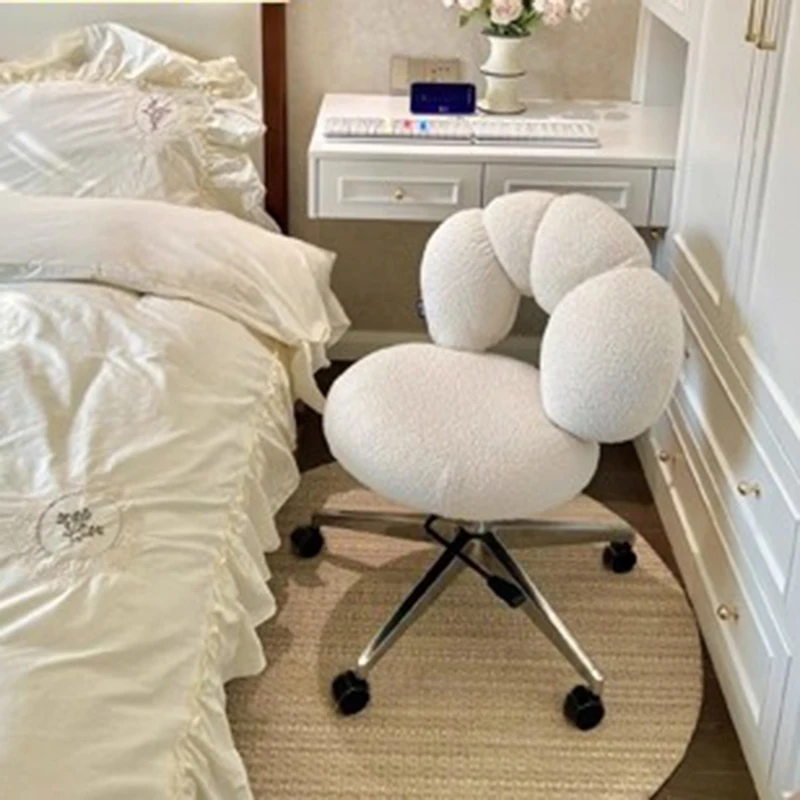 Kawaii Designer Office Chair Cushion Backrest Rolling Student Reading Office Chair Vanity Patio Bar Mobilya Trendy Furniture