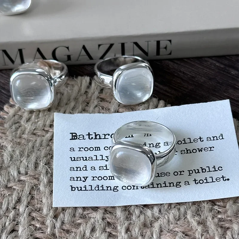 925 Sterling Silver Square White Crystal Ring for Women with A Simple and Cool Style and A Heavy-duty Closed Mouth Design Ring