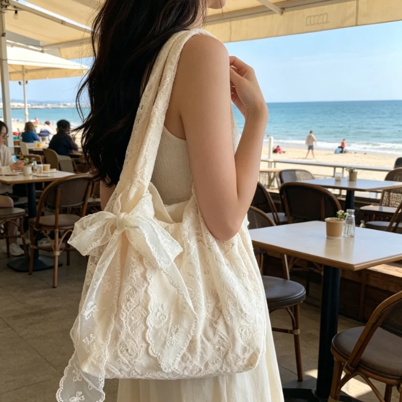 Vintage Weiche Spitzen-Tragetasche mit Großer Kapazität und Zarter Schleifenverzierung, Cremefarbene Schultertasche für Damen, Strand- und Sommer-Unterarmtasche – Detail 2