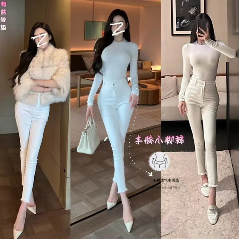 

White women's slim-fit stretch jeans with a high waist and cropped length, slimming and stylish