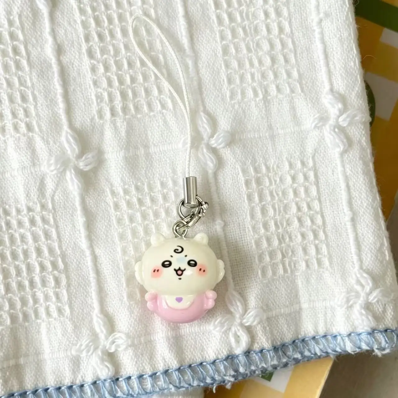 Kawaii Miniatur-Harzanhänger Niedliches Baby-Outfit Usagi Hachiware Handyband Mini-Schlüsselanhänger Kleiner Taschenanhänger für Mädchen Studentengeschenk
