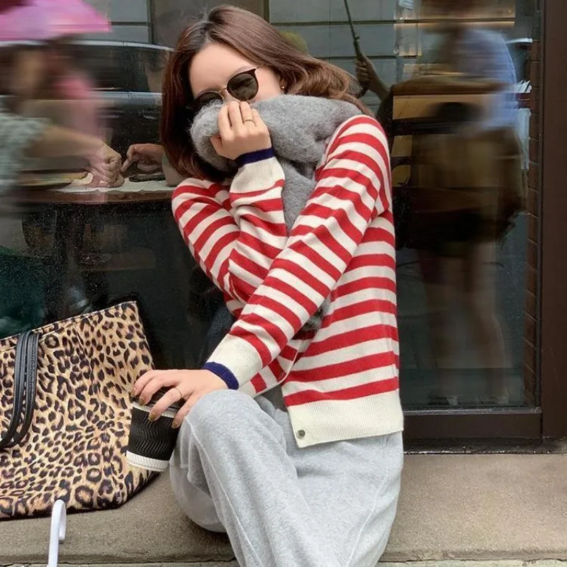 

Вязаный кардиган в контрастную полоску для женщин, новый ретро-студенческий возрастной теплый повседневный свитер, нижняя рубашка