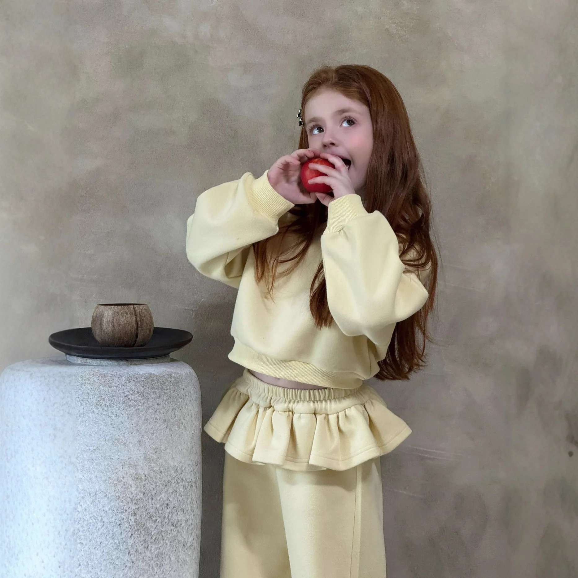 ملابس أطفال جديدة لخريف وشتاء 2025 طقم سراويل بقلنسوة من الدانتيل غير رسمي للفتيات الكوريات طقم بقلنسوة بياقة مزيفة للأطفال